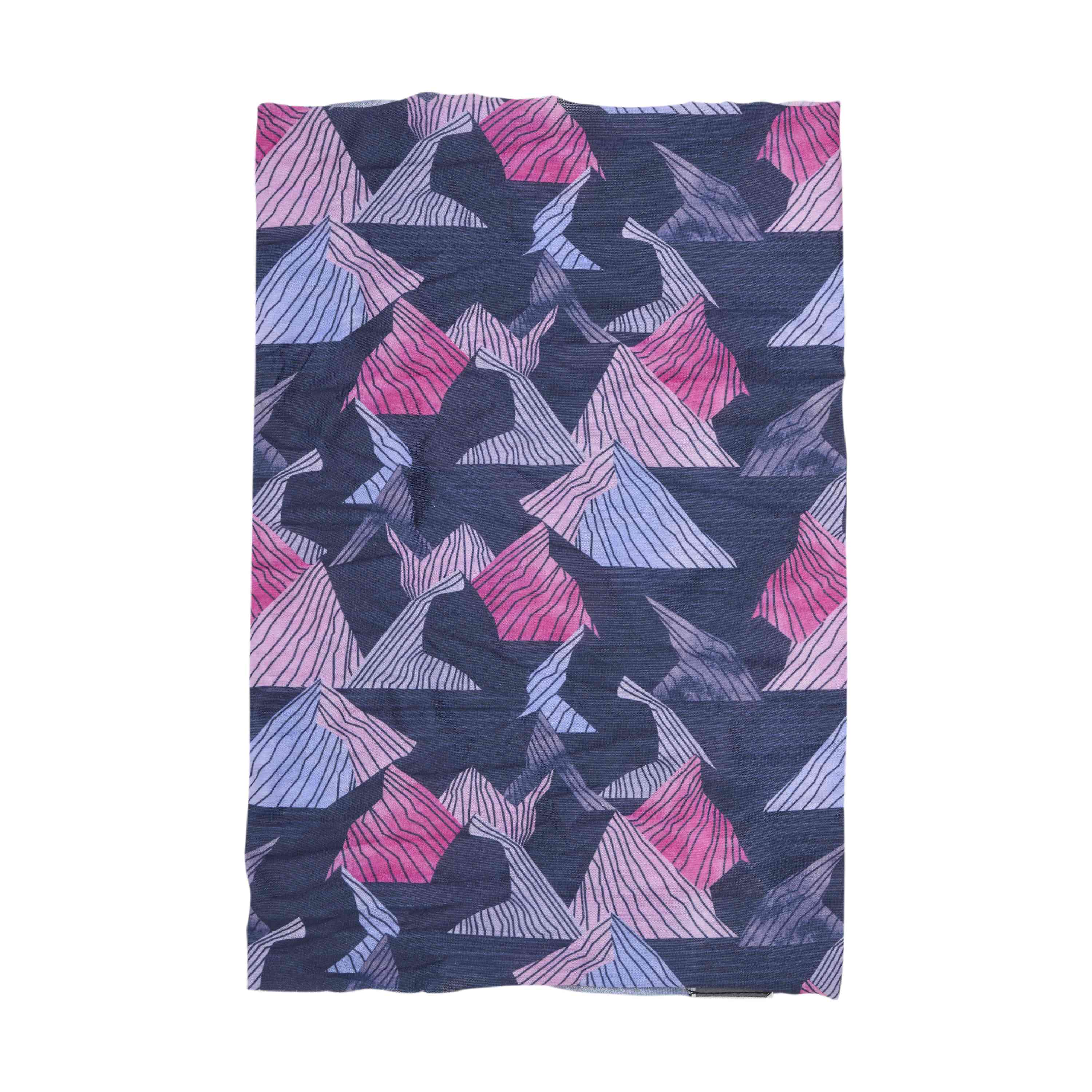 Folgende Beschreibung: Der Color Kids Neckwarmer - AOP von Color Kids ist ein rechteckiges Stoffstück mit einem komplexen geometrischen Muster in dunklen Blau-, Pink- und Violetttönen. Das Design umfasst überlappende Dreiecksformen mit Linienmustern und erzeugt einen auffallenden dynamischen Effekt.