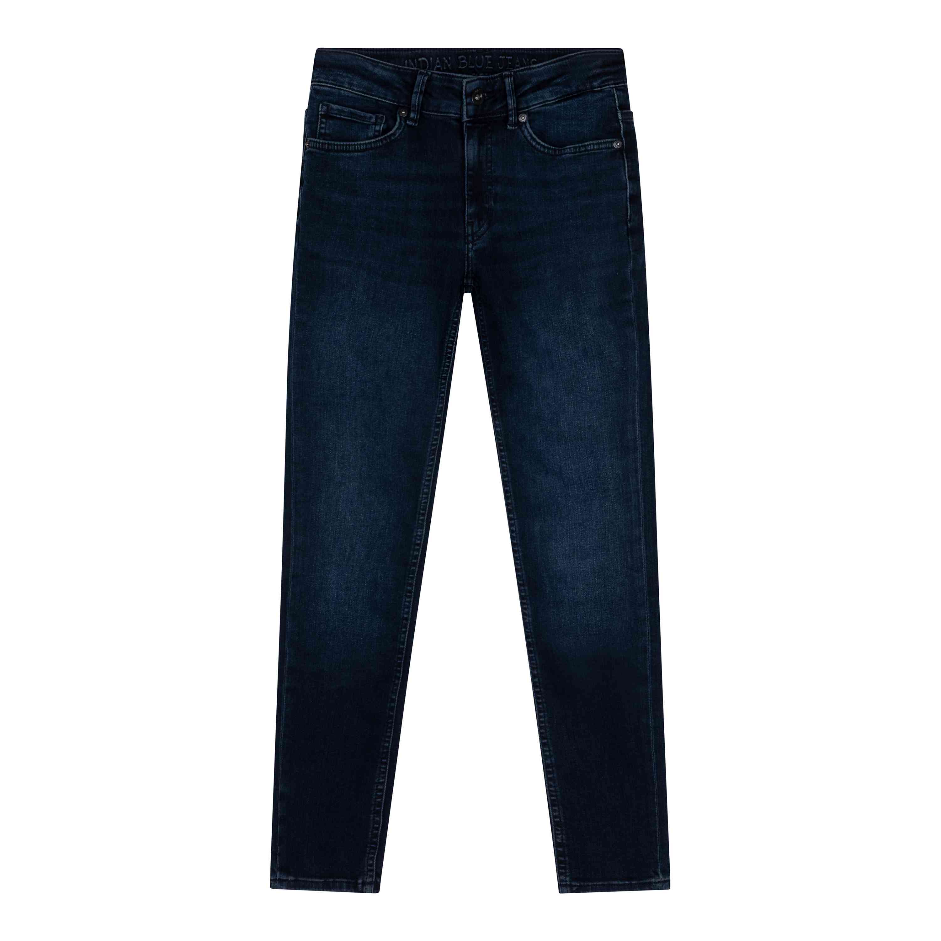 Eine Beschreibung folgt: Ein Paar der Indian Blue Jeans - 2688 Straight Fit von der Marke Indian Blue Jeans liegt flach auf einem weißen Hintergrund. Die dunkelblauen Jeans haben zwei Vordertaschen, eine kleine Münztasche und zwei Gesäßtaschen. Der Stoff wirkt glatt und ist an manchen Stellen leicht verblasst.