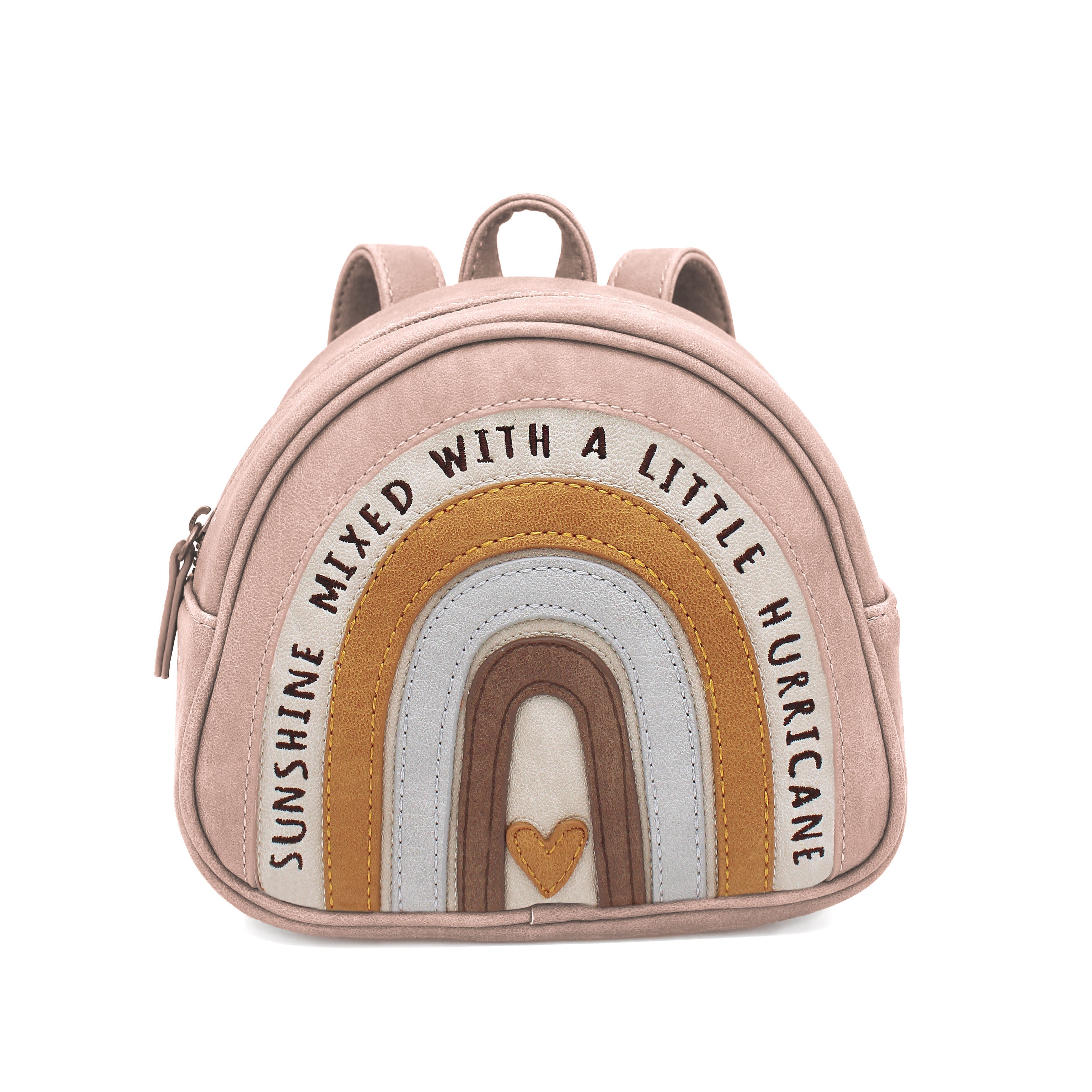 Ein kleiner hellrosa Little Who - Rucksack Regenbogen Gerti mit verstellbaren Riemen hat auf der Vorderseite einen bunten gestickten Regenbogen. Über dem Regenbogen sind die Worte „SUNSHINE MIXED WITH A LITTLE HURRICANE“ in Schwarz gestickt. An der Basis des Regenbogens befindet sich ein kleines Herz, ergänzt durch nachhaltige Details von Little Who.