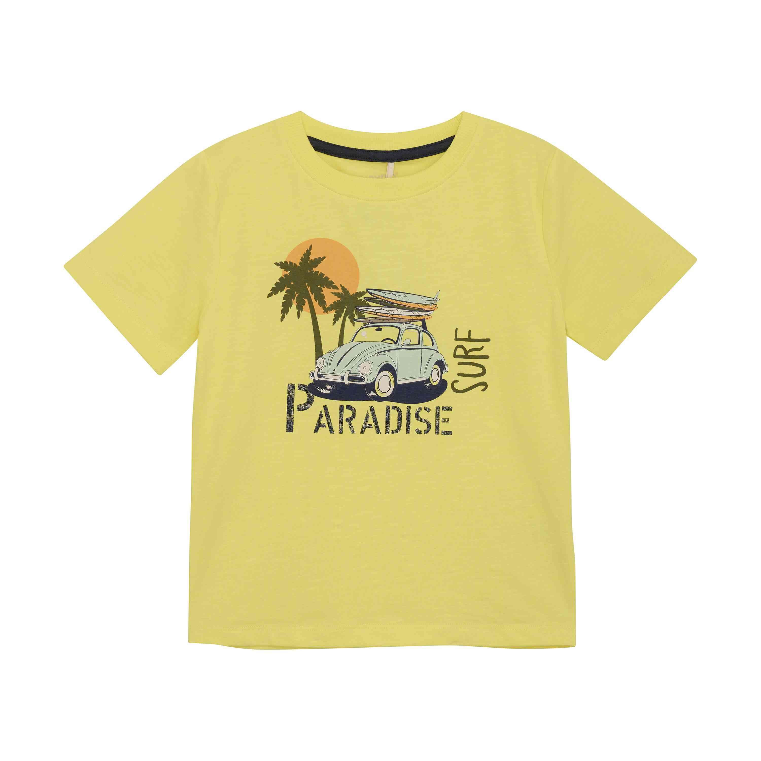 Ein Minymo-T-Shirt mit einem Grafikdesign, das einen hellblauen Oldtimer mit Surfbrettern auf dem Dach, Palmen und einer orangefarbenen Sonne im Hintergrund zeigt. Es besteht aus GOTS-zertifiziertem Stoff und zeigt auf der Vorderseite den Text „Paradise Surf“ im Distressed-Stil.