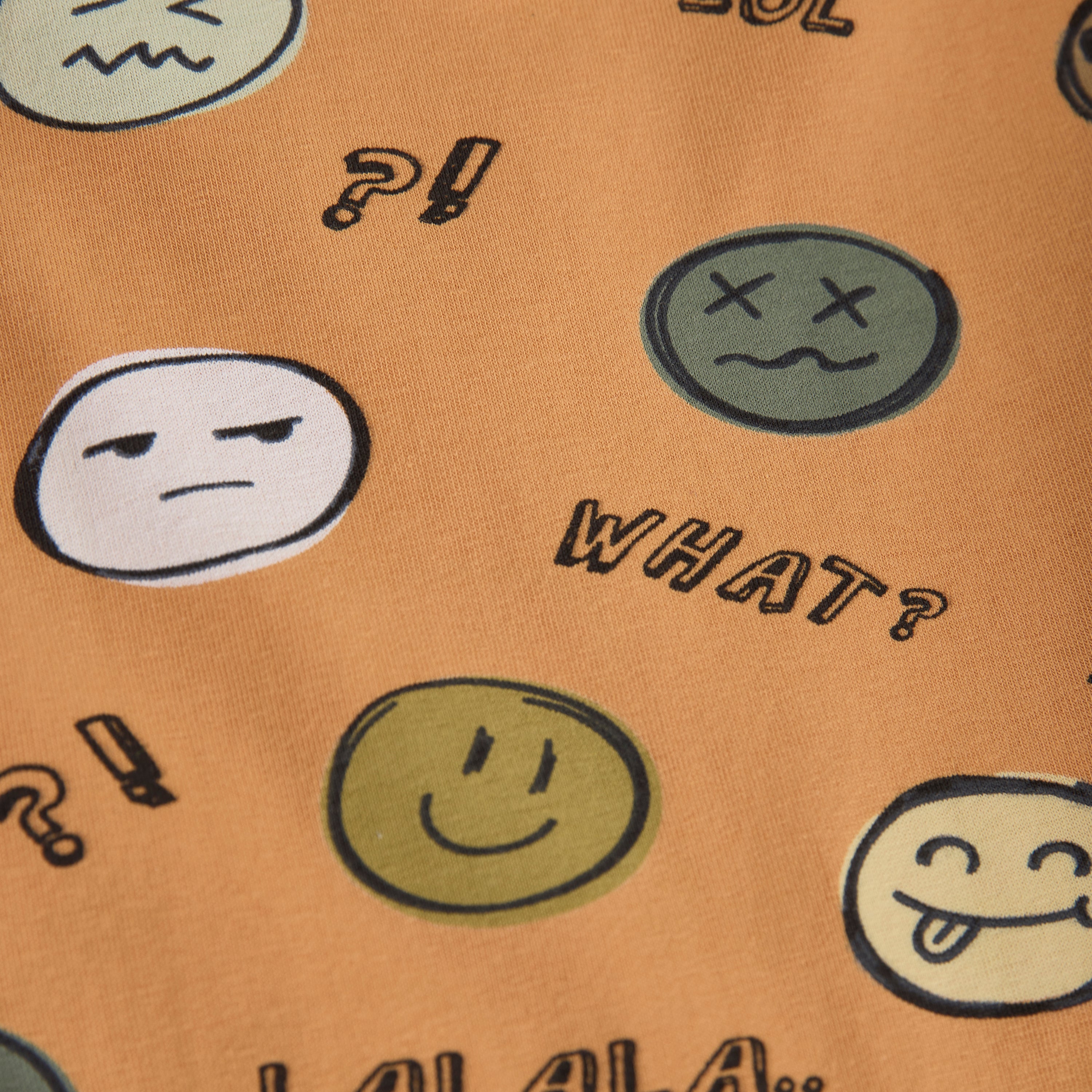 T-Shirt „Smiley“ – Fröhlicher Allover-Print | 95 % Baumwolle, 5 % Elastan - nila kids