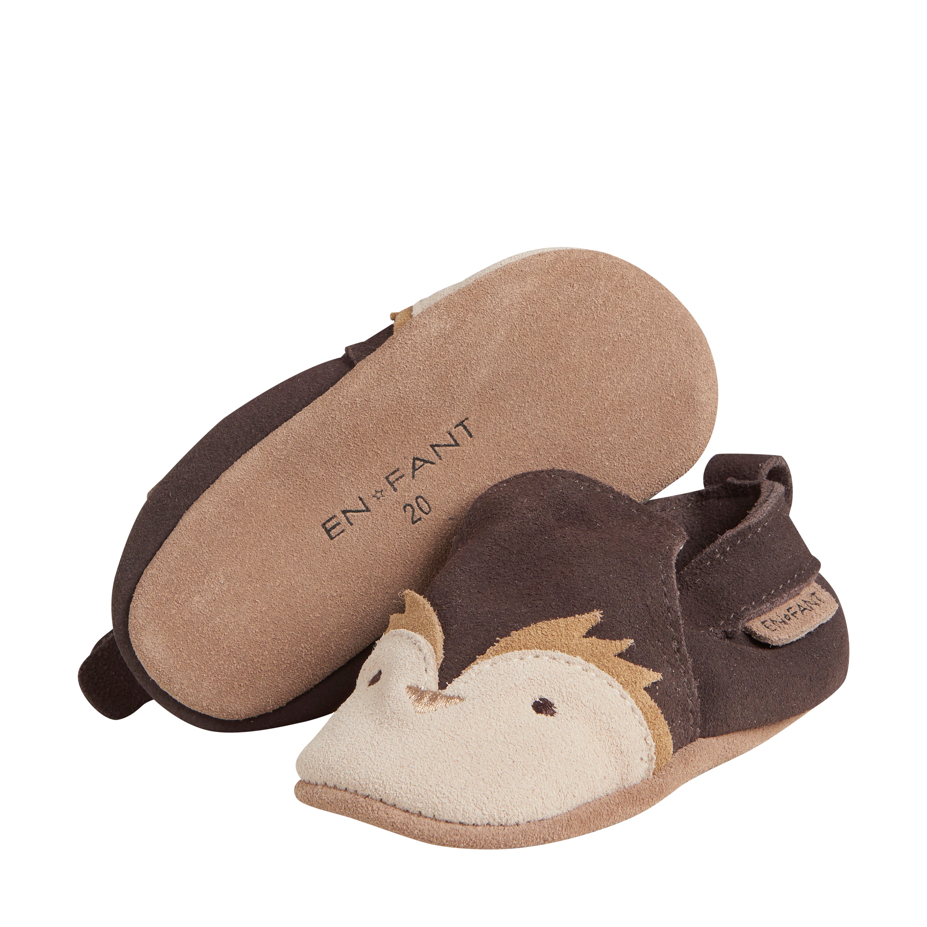 Ein Paar weiche, braune Babyschuhe mit weicher Sohle. Der En Fant - Lederschuh von EnFant hat vorne ein süßes, gesticktes Tiergesicht und auf der Sohle ist die Marke „EN-FANT“ und die Größe „20“ markiert. Ein Schuh steht aufrecht, während der andere auf der Seite liegt.
