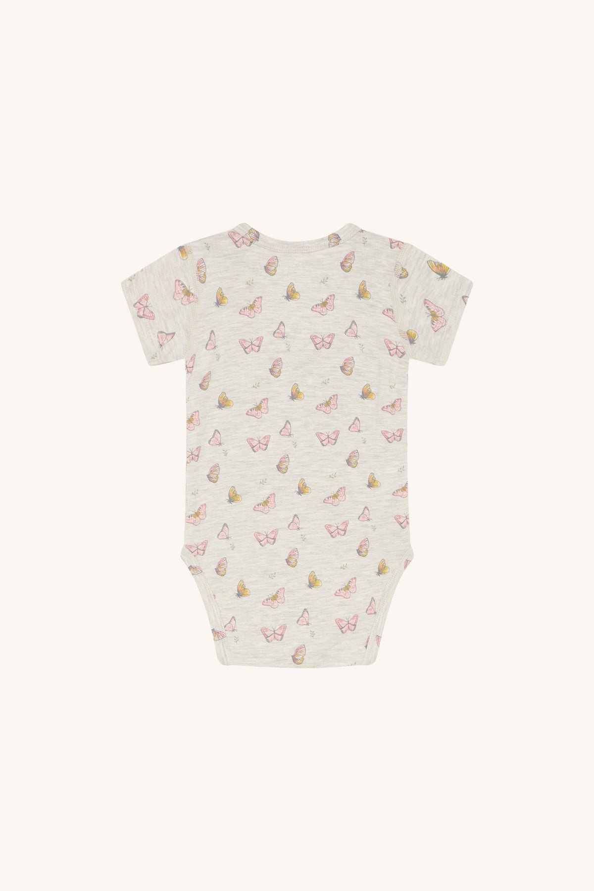 Ein Baby-Strampler mit kurzen Ärmeln wird flach hingelegt und von hinten betrachtet. Der hellgraue Hust & Claire-Strampler, genauer gesagt der Hust and Claire - Bue Body kurzarm, weist ein bezauberndes Muster aus rosa Schleifen und gelben Kükenillustrationen auf. Dieser mitwachsende Body aus weichem Bambus bietet Komfort und Stil. Der schlichte weiße Hintergrund hebt sein Design wunderschön hervor.
