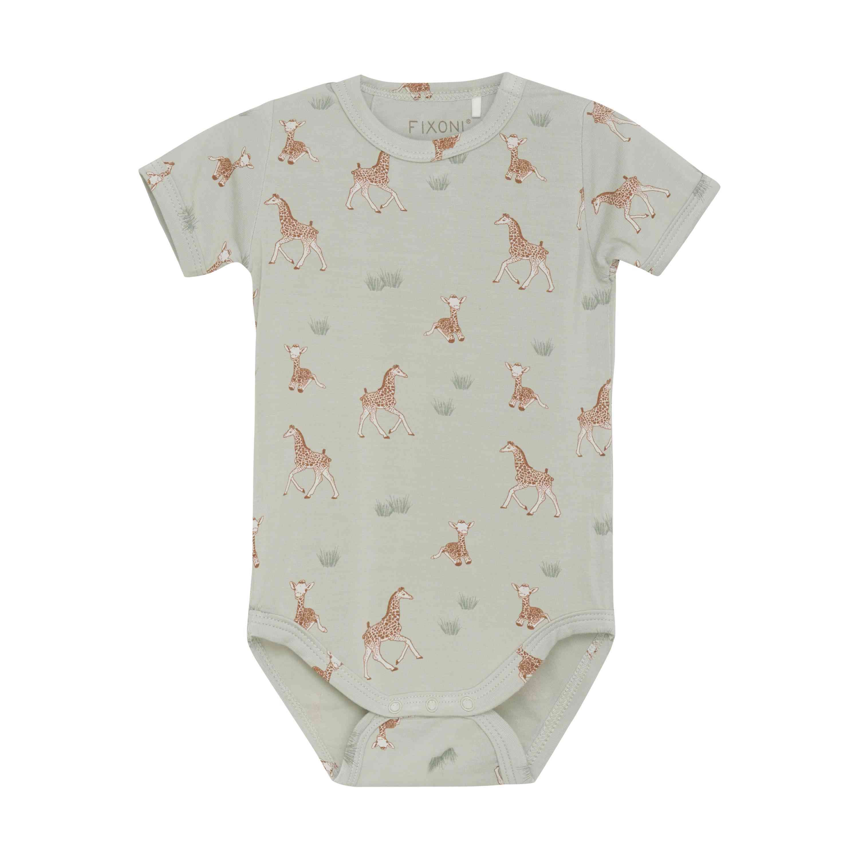 Ein kurzärmliger Baby-Strampler aus hellgrauem Stoff mit einem Muster aus kleinen, verspielten Giraffen und Grasflächen. Die Marke „Fixoni“ ist auf dem Innenkragen aufgedruckt. Der Fixoni - Body kurzarm ist im minimalistischen Stil gestaltet und verspricht Komfort und Stil für Ihren Kleinen.