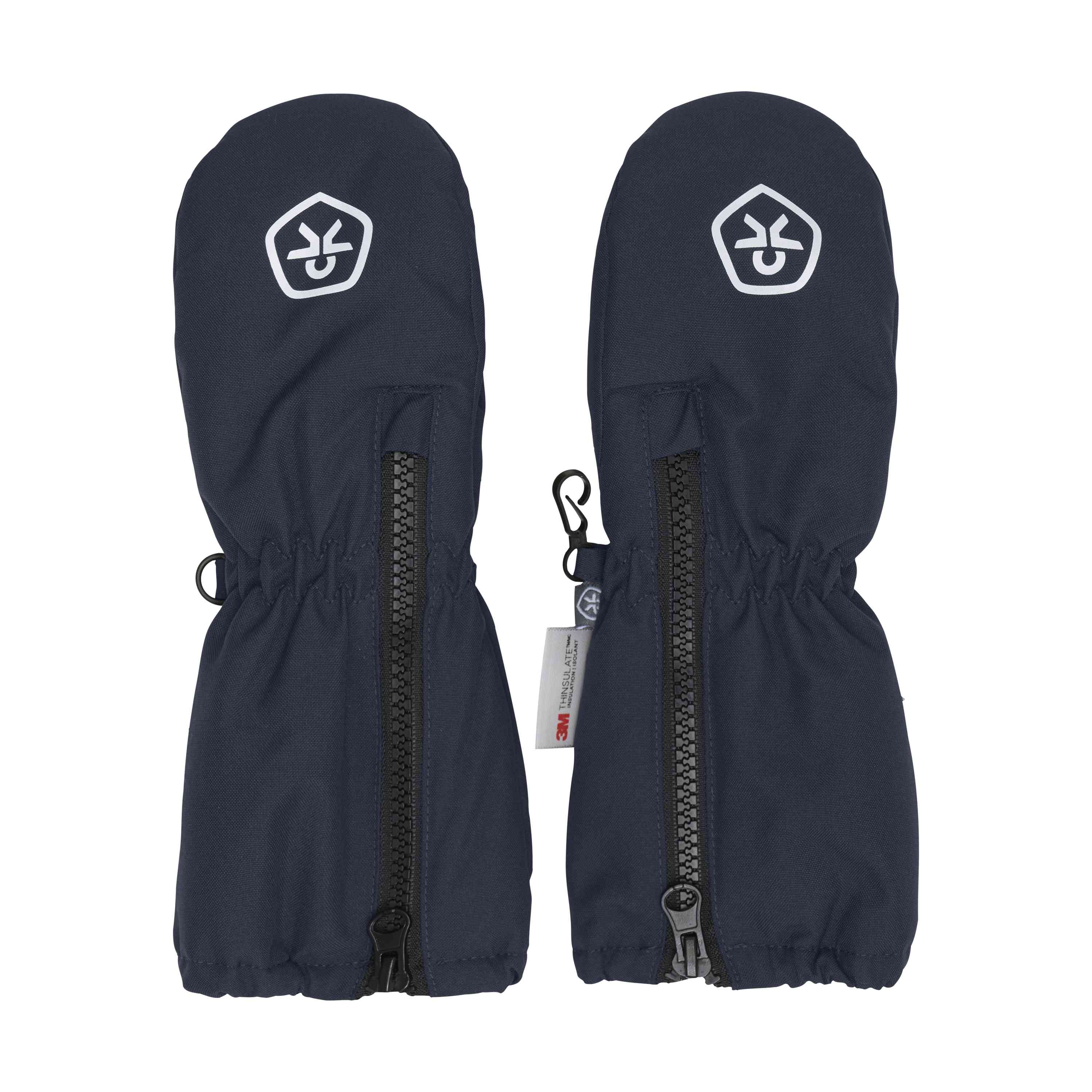 Ein Paar Color Kids Handschuhe Long W. Zipper in Dunkelblau mit mittigem Reissverschluss, elastischen Handgelenksbändern und einem kleinen weissen Logo auf der Rückseite jedes Fäustlings. Die Fäustlinge sind aus recyceltem Material gefertigt und verfügen ausserdem über ein atmungsaktives Innenfutter. In der Nähe des Reissverschlusses ist ein kleines Etikett mit zusätzlichem Branding angebracht.
