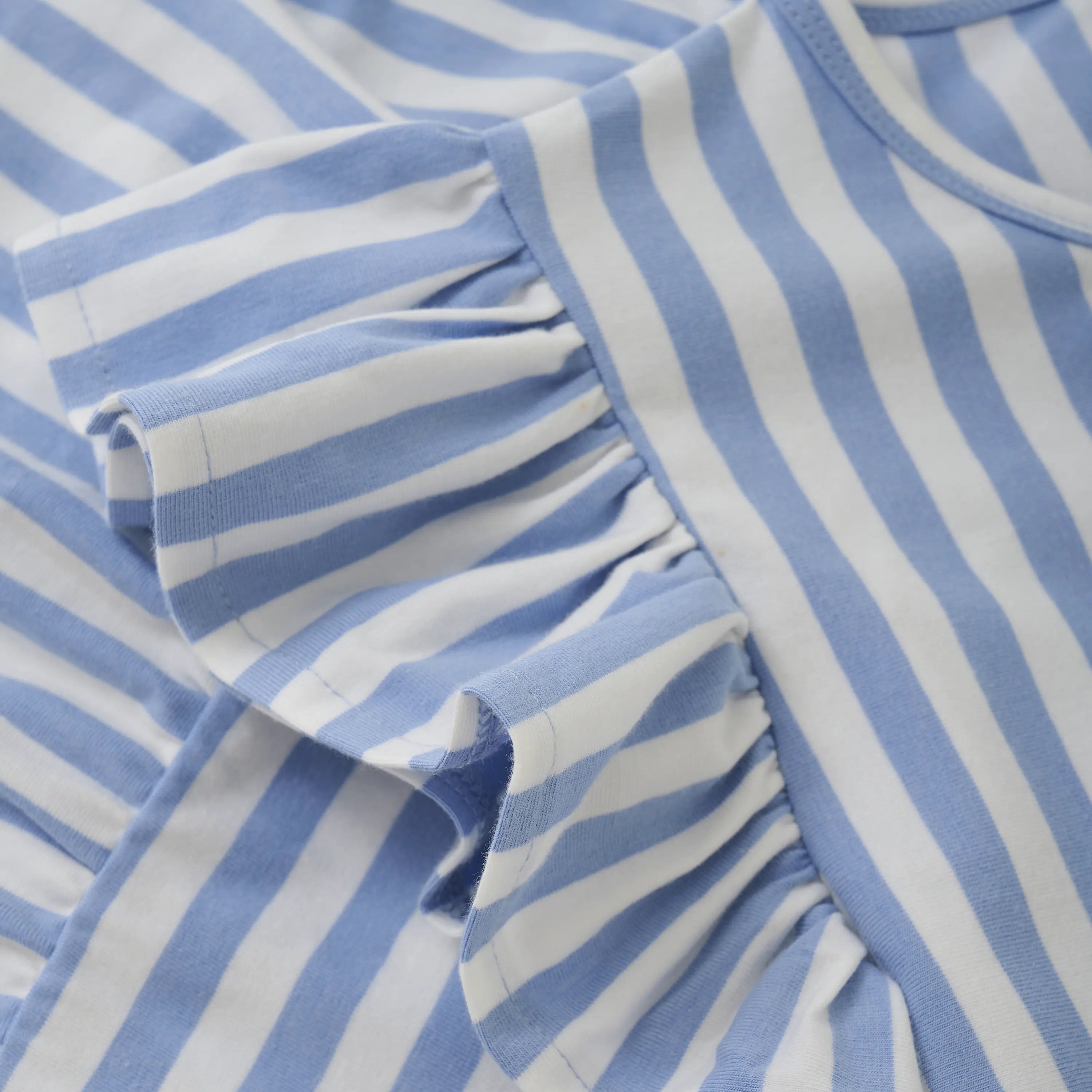Gestreiftes Sommerkleid – Hellblau/Weiss mit Rüschenärmeln - nila kids
