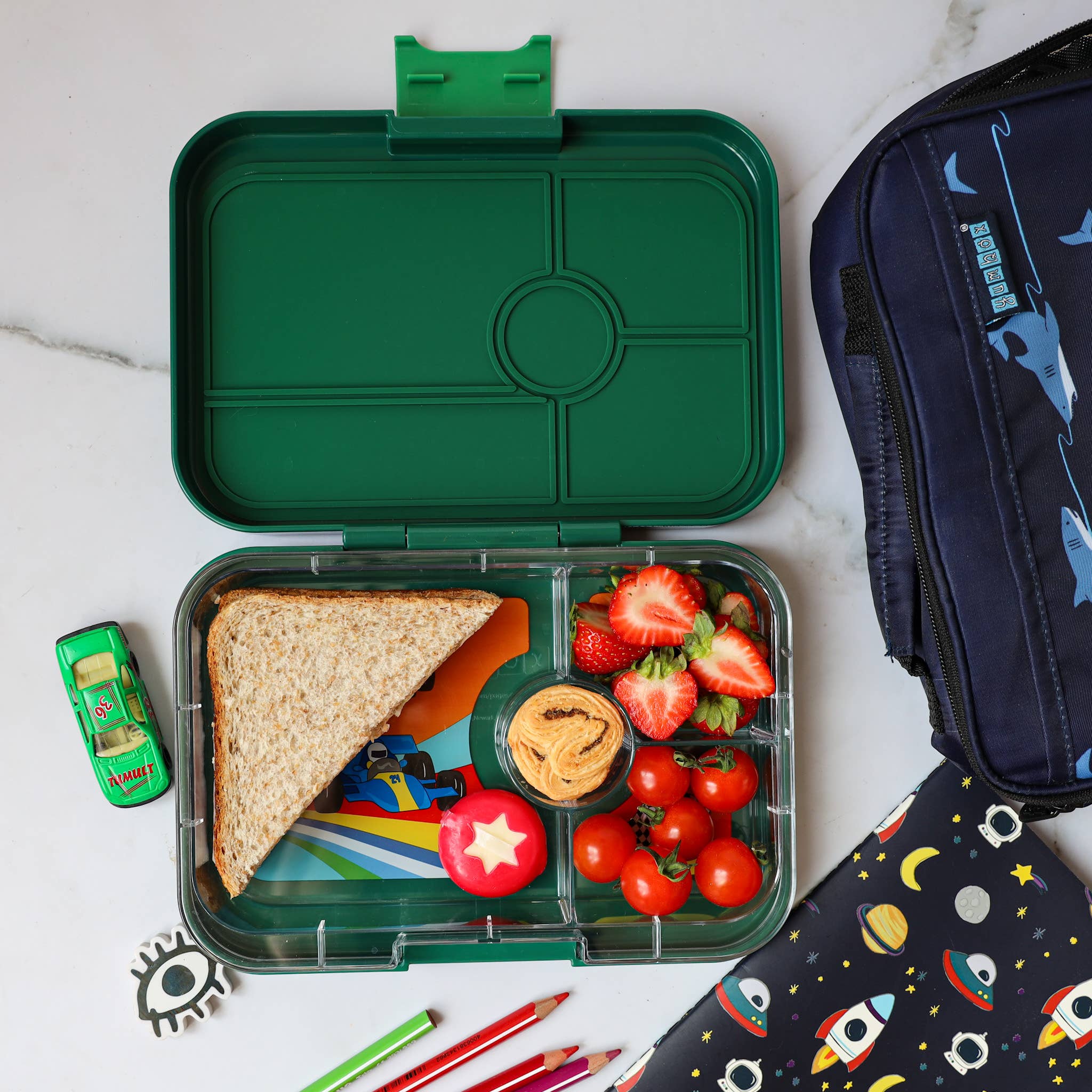Auslaufsichere Yumbox Tapas Greenwich Green - 4-Fächer- mit Rennwagen - grosse Grösse - nila kids